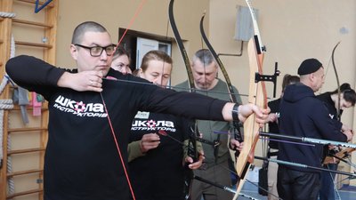 Учасники стріляють з лука