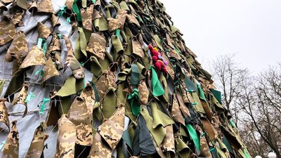 Які часи, така і ялинка. Цьогоріч у Миколаєві новорічне "дерево" буде в стилі мілітарі Які часи, така і ялинка. Цьогоріч у Миколаєві новорічне "дерево" буде в стилі мілітарі