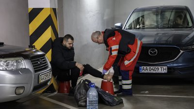 Медик допомагає пораненому чоловікові