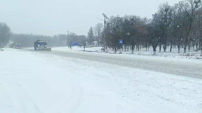 На дорогах Черкащини працює понад 60 снігоприбиральних машин