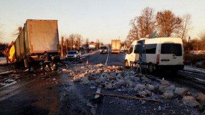 На трасі Київ-Чоп у Львівській області зіткнулися дві вантажівки: рух ускладнений