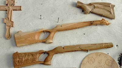На Полтавщині родина Одиниць виготовляє дерев’яні картини та приклади до рушниць На Полтавщині родина Одиниць виготовляє дерев’яні картини та приклади до рушниць