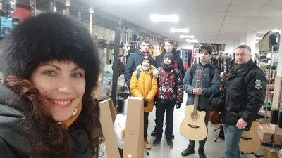Пластуни купили гітару для вихованців тернопільського дитбудинку