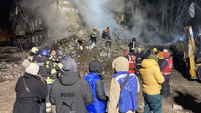 З-під завалів у Харкові дістали тіло 8-річної дівчинки, її мама загинула З-під завалів у Харкові дістали тіло 8-річної дівчинки, її мама загинула
