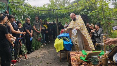 "Захищав рідних та Україну": на Полтавщині попрощалися із 20-річним Сергієм Чиркою "Захищав рідних та Україну": на Полтавщині попрощалися із 20-річним Сергієм Чиркою