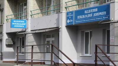 Медики розповіли про стан чоловіка, якого поранили ножем під час вигулу собак у Львові