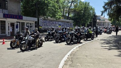 Мотоциклісти під час проїзду містом