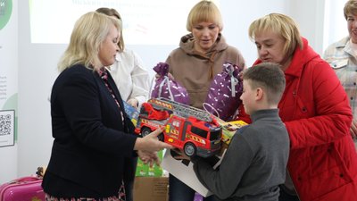 Іграшки, одяг, книжки: діти-сироти у Житомирі отримали подарунки від австрійських родин Іграшки, одяг, книжки: діти-сироти у Житомирі отримали подарунки від австрійських родин