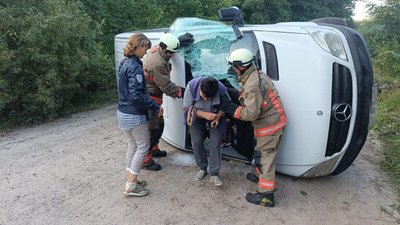 На Волині внаслідок ДТП перевернувся бус: водія витягали через лобове скло На Волині внаслідок ДТП перевернувся бус: водія витягали через лобове скло