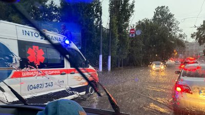 Підтоплена вулиця в Одесі через негоду 30 вересня 2025 року.