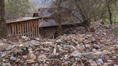 Жительці Прикарпаття, якій селевий потік зніс хату, будують новий дім Жительці Прикарпаття, якій селевий потік зніс хату, будують новий дім