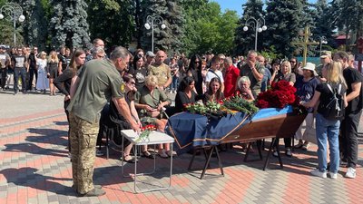 "Любив життя, Україну і свою Машу": у Черкасах прощаються з 22-річним захисником "Любив життя, Україну і свою Машу": у Черкасах прощаються з 22-річним захисником