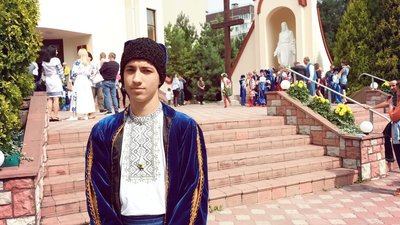 Співають біля церкви: в Тернополі дитячий ансамбль збирає гроші для ЗСУ Співають біля церкви: в Тернополі дитячий ансамбль збирає гроші для ЗСУ