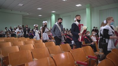 Захисні маски і стрічки "Випускник — 2021". Для вінницьких 11-класників пролунав останній дзвоник Захисні маски і стрічки "Випускник — 2021". Для вінницьких 11-класників пролунав останній дзвоник
