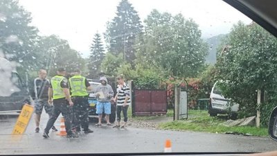 У Татарові автівка ледь не протаранила магазин У Татарові автівка ледь не протаранила магазин