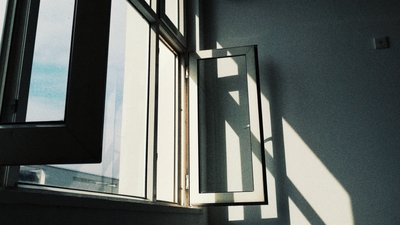В Ужгороді жінка випала з дев'ятиповерхівки