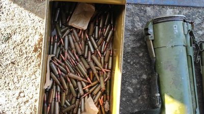 На Донеччині виявили схованку зі зброєю та боєприпасами. ФОТО На Донеччині виявили схованку зі зброєю та боєприпасами. ФОТО