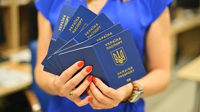 Майже 6 тисяч закордонних паспортів видали на Закарпатті з початку війни