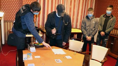 Карти, гроші, покерні столи: в Одесі поліція викрила підпільне казино