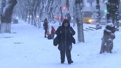 Слизько й мокро: як на Волині розчищають дороги та міста від снігу