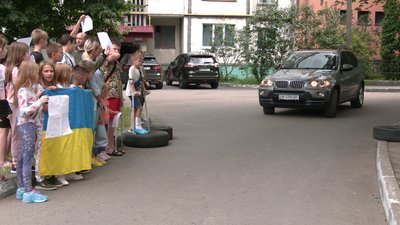 "Ми хочемо, щоб Україна виграла": у Рівному діти облаштували блокпост та збирають гроші на генератор
