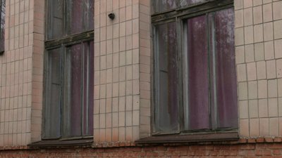 Старі дерев'яні вікна у клубі в Кархівці Старі дерев'яні вікна у клубі в Кархівці