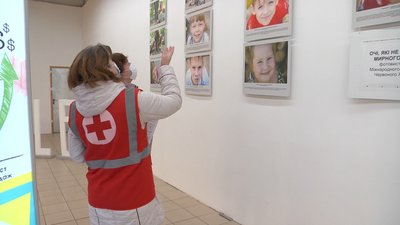 Очі, які не бачили мирного неба: у Сєвєродонецьку проходить фотовиставка Червоного Хреста