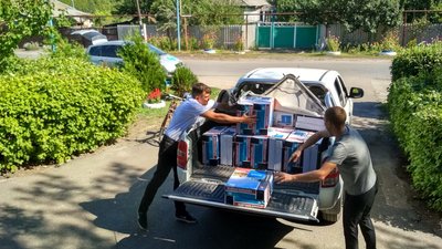 Волонтери привезли жителям прифронтових селищ ранцеві вогнегасники
