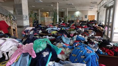 У полтавському пункті видачі речей переселенцям роздали близько 50 тонн одягу