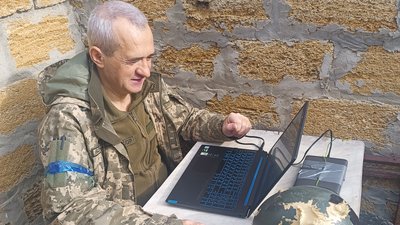 Олександр Бондаренко викладає студентам, перебуваючи на на фронті Олександр Бондаренко викладає студентам, перебуваючи на на фронті