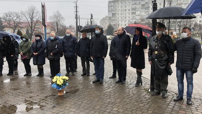 На Прикарпатті вшановують пам'ять головнокомандувача УПА Романа Шухевича На Прикарпатті вшановують пам'ять головнокомандувача УПА Романа Шухевича