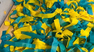 Херсонець шиє патріотичні стрічки та розвішує їх по місту Херсонець шиє патріотичні стрічки та розвішує їх по місту