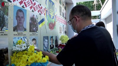 Пам'яті загиблих захисників: у Херсоні відбулась акція "Сонях" Пам'яті загиблих захисників: у Херсоні відбулась акція "Сонях"