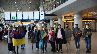 В аеропорту Амстердама українці з квітами та подарунками проводжали гурт "Go_A" В аеропорту Амстердама українці з квітами та подарунками проводжали гурт "Go_A"