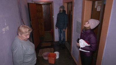 Сніг, дощі, дірявий дах: у Харкові затопило під'їзд, ліфтове обладнання та квартири