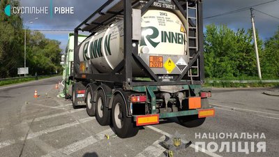 На Рівненщині травмувалось двоє людей унаслідок ДТП за участі спецвантажівки