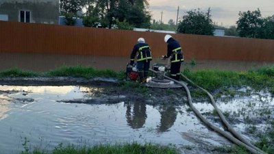 На Одещині внаслідок негоди затопило будинки: рятувальники відкачують воду