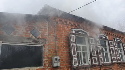 На Харківщині горів будинок: власника оселі забрали до лікарні На Харківщині горів будинок: власника оселі забрали до лікарні