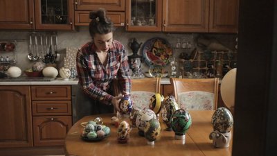 Запорізька художниця створює писанки зі страусиних яєць Запорізька художниця створює писанки зі страусиних яєць