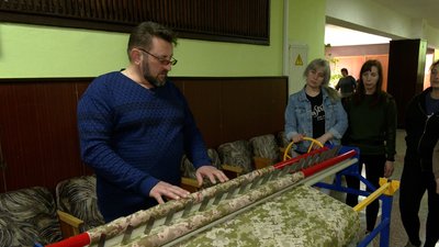 Підприємець з Городні винайшов верстат для розрізання тканини для маскувальних сіток Підприємець з Городні винайшов верстат для розрізання тканини для маскувальних сіток
