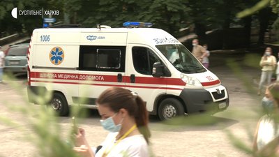Концерт для медиків: оркестр зіграв на подвір'ї інфекційної лікарні у Харкові Концерт для медиків: оркестр зіграв на подвір'ї інфекційної лікарні у Харкові