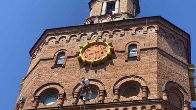 У Вінниці з годинників на Вежі знімають стрілки: що відомо У Вінниці з годинників на Вежі знімають стрілки: що відомо