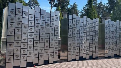 У Бучі переносять інсталяцію з іменами загиблих унаслідок російського вторгнення