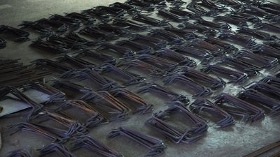 На Тернопільщині волонтери роблять скоби для укріплення бліндажів На Тернопільщині волонтери роблять скоби для укріплення бліндажів