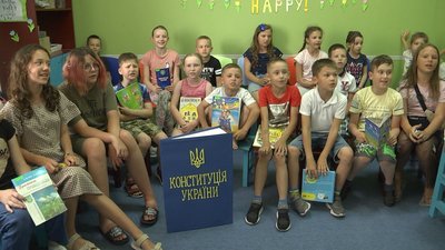 До Дня Конституції в луцькій бібліотеці презентували буктрейлер для дітей