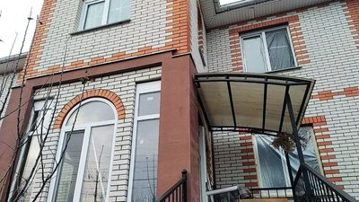"Не хвилюйся, в тебе наче вікно випало". Мешканці Крюківщини розповіли про наслідки ракетної атаки