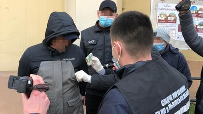 У Львові затримали працівника суду під час отримання трьох тисяч доларів