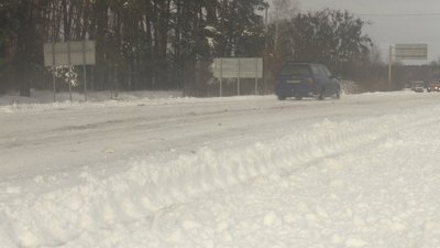 На Житомирщині для розчистки доріг від снігу вигнали майже всю наявну техніку На Житомирщині для розчистки доріг від снігу вигнали майже всю наявну техніку