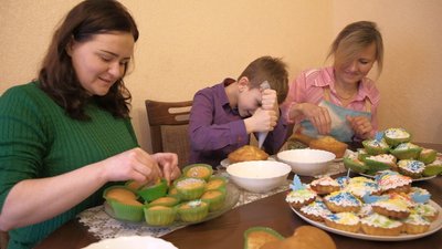 "Поки відпустили додому перепочити". Як готували великодні гостинці для військової частини "Поки відпустили додому перепочити". Як готували великодні гостинці для військової частини