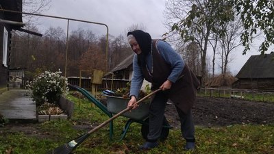 Лідія В'юн у батьківській хаті на Волині